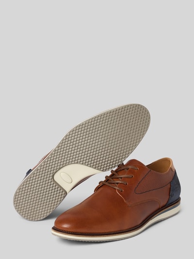Produktfoto, Schnürschuhe aus echtem Leder von BULLBOXER in Braun mit blauen Details, schmale Passform, profilierte Sohle, 2 cm Absatzhöhe, Kontext: Herren Schnürschuhe, Echtes Leder, Schnürverschluss, Schafthöhe 8 cm, Schaftweite 10 cm
