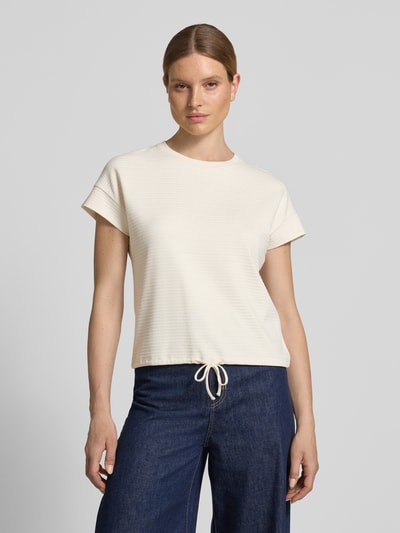 Vrouwenmodel draagt Regular Fit T-shirt uit viscosemix model 'Solke' van OPUS, structuurpatroon, elastisch materiaal, crèmekleur, tunnelkoord onderaan, lengte maat 36: 55 cm, voorkant volledige lichaamsweergave.