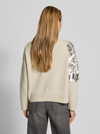 Männermodel trägt Regular Fit Pullover aus reiner Wolle Modell 'Calcio' von Marella, cekinowe obszycie, imitacja dzianiny, kolor jasny, Długość tyłu w rozmiarze S: 51 cm, Długość rękawów w rozmiarze S: 44 cm, Ganzkörperansicht Rückansicht