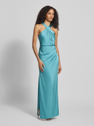 Vrouwenmodel draagt Avondjurk met Neckholder van Adrianna Papell in turkoois, materiaalmix met stretch, getailleerd model, plooien, knoopsluiting. Ganzkörperansicht van voren.