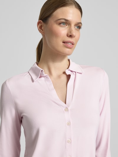 Modelka nosi Regular Fit Hemdbluse aus Viskose-Mix von Marc O'Polo, efekt: jednolity kolor, dekolt w serek, rękaw o dł. 3/4, mieszanka wiskozy. Zbliżenie na górną część ciała.