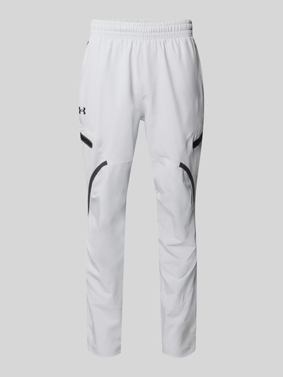 Produktfoto, weiße Regular Fit Sweatpants mit Logo-Print Modell 'Unstoppable' von Under Armour, elastischer Bund, schwarze Cargo-Taschen, glatte Textur