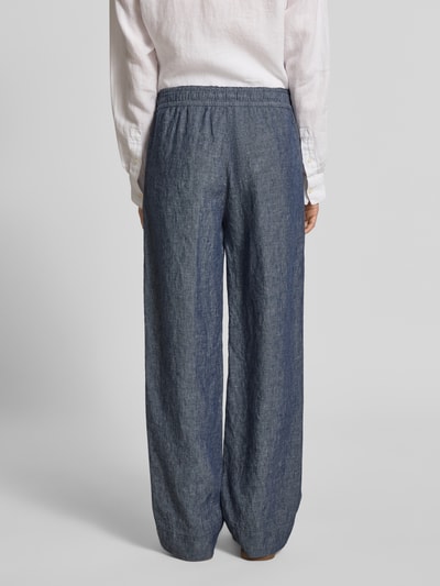 Frauenmodel trägt Regular Fit Weite Hose aus reinem Leinen Modell 'FARINA' von Brax, Optik: Unifarben, Bundabschluss: elastisch mit Tunnelzug, Eingrifftasche, Material: Leinen, Ganzkörperansicht Rückansicht.
