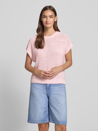 Vrouwenmodel draagt gebreid shirt met korte kapmouwen, ronde hals, regular fit, model 'Estapper' van FREE/QUENT, dames, ruglengte maat S 55 cm, mouwlengte 24 cm, zachte roze tint, lichte textuur, vooraanzicht borstomhoog.