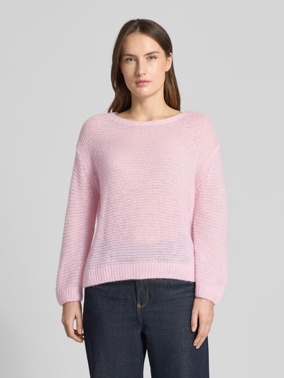 Frauenmodel trägt Regular Fit Pullover mit Alpaka-Anteil in Strick-Optik von Luisa Cerano, semitransparent, rosa, Nahaufnahme Oberkörper.