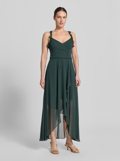 Frauenmodel trägt Cocktailkleid aus Chiffon mit Volants von V.M., dunkelgrün, A-Linie, Midikleid, V-Ausschnitt, Drapierungen, Ganzkörperansicht von vorne. Rückenlänge bei Größe 36: 109 cm, Brustweite bei Größe 36: 34 cm.