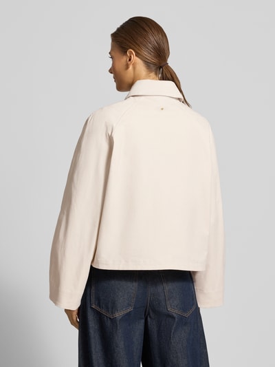 Frauenmodel trägt Jacke mit Pattentaschen von Armani Exchange in hellem Beige, strukturierte Baumwoll-Elasthan-Mischung, lockerer Schnitt, Umlegekragen, Knopfleiste, Rückenansicht, Ganzkörperansicht Rückansicht, Kontext: Regular Fit, Rückenlänge 55 cm, Schulterbreite 48 cm, Brustweite 59 cm, Ärmellänge 62 cm.