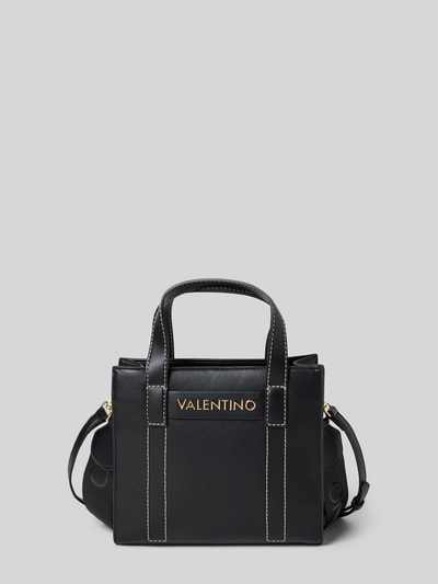 Produktfoto, schwarze Handtasche mit Label-Detail Modell 'AURY' von VALENTINO BAGS, verziert mit goldfarbenem Schriftzug, sichtbare Kontrastnähte, Hauptfach mit Reißverschluss, Tragehenkel und abnehmbarem Schulterriemen, Maße: Breite 25 cm, Länge 22 cm, Tiefe 9 cm, Länge Schulterriemen 135 cm, Innenfach mit Reißverschluss.