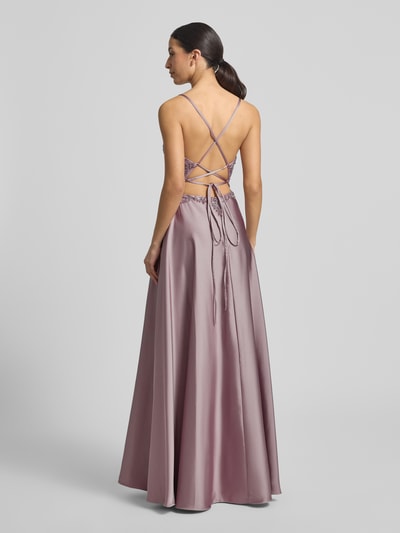 Vrouwenmodel draagt 'Abendkleid mit Perlen und V-Ausschnitt' van Laona in satijn, getailleerde fit, maxi-jurk, parels, ruglengte 144 cm, borstwijdte 30 cm, geheel in lila met glanzende textuur, rugaanzicht.