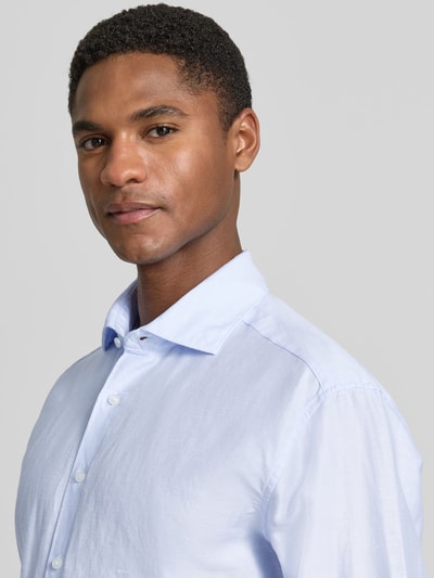 Männermodel trägt Regular Fit Business-Hemd mit Kentkragen von ETERNA, Baumwoll-Mix mit Leinen-Anteil, Nahaufnahme Oberkörper.