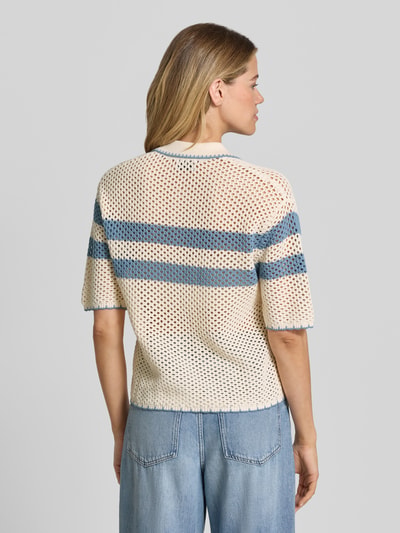 Männermodel trägt Cardigan mit Polokragen und 1/2-Arm von Jake*s Casual, kremowy z niebieskimi pasami, czysta bawełna, prosty krój, tylny widok całej sylwetki