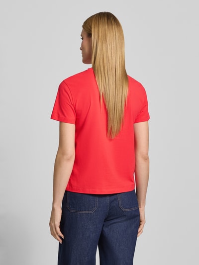 Frauenmodel trägt T-Shirt mit geripptem Rundhalsausschnitt Modell 'NORA' von Vila aus Baumwoll-Elasthan-Mix in Rot, Lockerer-Schnitt, Rückenlänge bei Größe S 60 cm, Ganzkörperansicht Rückansicht.