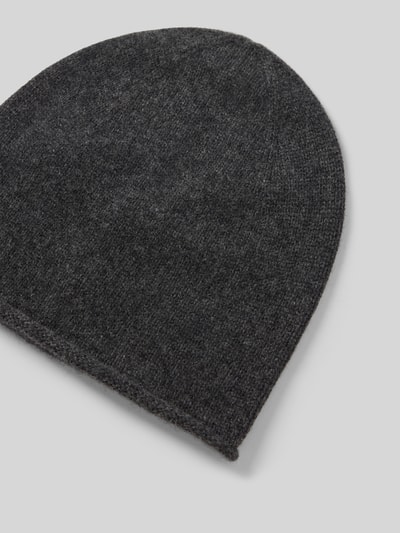Produktfoto, Beanie aus reinem Kaschmir von Christian Berg Men in Dunkelgrau mit Strick-Optik, Rollsaum und Strukturmuster, isoliert auf hellem Hintergrund