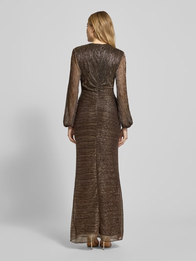 Frauenmodel trägt schimmerndes Abendkleid mit Rundhalsausschnitt Modell 'Kristen' von Forever New, figurbetonter Schnitt, Maxikleid, Rückenlänge 148 cm, Brustweite 38 cm, Ärmellänge 63 cm, braune strukturierte Optik, Ganzkörperansicht Rückansicht.
