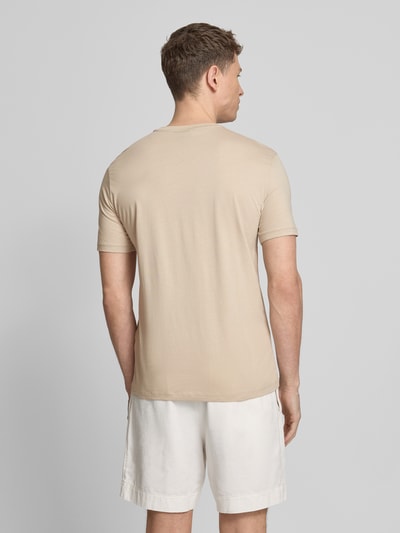 Männermodel trägt T-Shirt mit Logo und Rundhalsausschnitt von ARMANI EXCHANGE, Reine Baumwolle, Regular-Fit, Rückenlänge 71 cm, Ganzkörperansicht Rückansicht.