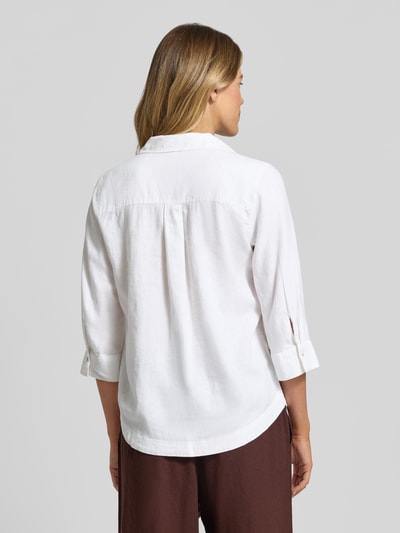 Frauenmodel trägt Relaxed Fit Hemdbluse aus Leinen-Viskose-Mix von s.Oliver RED LABEL, weiß, unifarben, Rückenpasse, Ganzkörperansicht Rückansicht.