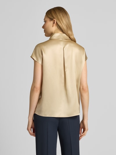 Frauenmodel trägt Regular Fit Bluse aus Seide mit Knopfleiste von Luisa Cerano, glatte Textur, beige, Rückenlänge 61 cm, Rückenansicht