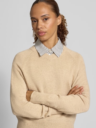 Frauenmodel trägt Regular Fit Pullover aus reinem Kaschmir Modell 'PADRE' von Max Mara, beige Farbton, Damen Pullover von Weekend Max Mara, Nahaufnahme Oberkörper.