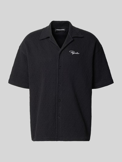 Productfoto, Regular Fit vrijetijdsoverhemd met labelstitching model 'Jovren' van Pegador in zwart, elastische materiaalmix met katoen, halflange mouwen, reverskraag, knoopsluiting, structuur met diamantvormig patroon, voor heren