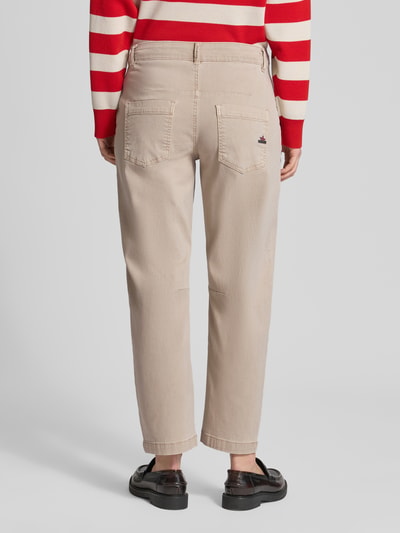 Frauenmodel trägt Jeans mit Gesäßtaschen von Buena Vista in Beige, lockerer Schnitt, Lyocell-Baumwoll-Mix, Ganzkörperansicht Rückansicht.