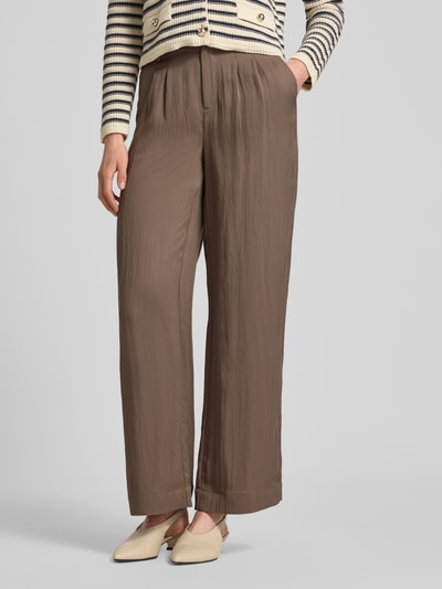 Frauenmodel trägt Regular Fit Stoffhose aus Lyocell-Mix mit Viskose-Anteil von Fynch-Hatton in Braun, Bundfalten, Nahaufnahme Unterkörper.
