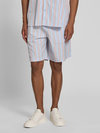 Męski model nosi Relaxed Fit Sweatshorts aus reiner Baumwolle od Lacoste, jasnoniebieskie w czerwono-białe paski, logo-patch, kieszenie, popelina, materiał: czysta bawełna, geheelkörperansicht z przodu.