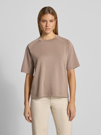Frauenmodel trägt Regular Fit Pyjama-Oberteil mit Raglanärmeln von Marc O'Polo, Optik: Unifarben, Kurzarm, Crew Neck, Rumpfabschluss mit Seitenschlitzen, Ganzkörperansicht von vorne.