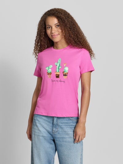 Frauenmodel trägt Damen T-Shirt von Only, Modell 'KITA', Optik: Unifarben, Slim-Fit, Motiv-Print und Pailletten, Rundhals, Kurzarm, Jersey aus reiner Baumwolle; Ganzkörperansicht von vorne.