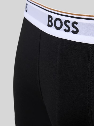 Männermodel trägt Trunks aus Baumwoll-Mix im 3er-Pack von BOSS, Optik: Unifarben, Regular-Fit, Label-Bund, elastisch, Nahaufnahme Oberkörper.