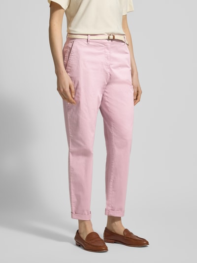 Frauenmodel trägt Casual Fit Chino mit Baumwoll-Anteil von Christian Berg Woman in Rosa, mit Gürtel, Seitentaschen, verkürzt, Ganzkörperansicht von vorne.