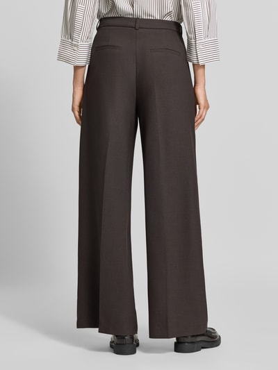 Frauenmodel trägt Wide Fit Hose aus Viskose-Mix von comma, dunkelbraun, mit Bundfalten und Gesäßtaschen, Ganzkörperansicht Rückansicht.