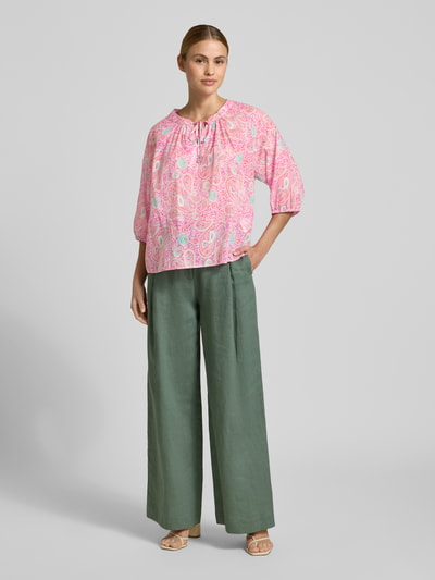 Frauenmodel trägt Regular Fit Bluse mit 3/4-Arm von Milano Italy aus Reine Baumwolle im Allover-Look mit Rundhalsausschnitt und Schnürung, Ganzkörperansicht von vorne.