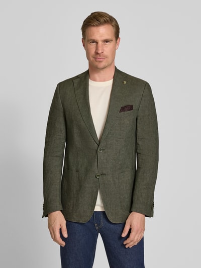 Mannenmodel draagt Sakko aus Viskose mit Einstecktuch Modell 'Tebbo' van Carl Gross in groen, regular fit, reverskraag, knoopsluiting, labeldetail, borstzak met pochet, zijzakken, zichtbare textuur, volledige vooraanzicht van het bovenlichaam.