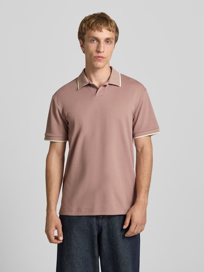 Männermodel trägt Regular Fit Poloshirt aus Baumwoll-Mix Modell 'TOMON' von Only & Sons, Optik: Unifarben, Kurzarm, Ganzkörperansicht von vorne.
