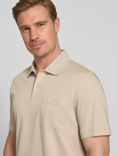 Männermodel trägt Regular Fit poloshirt met borstzak van MAERZ Muenchen, puur katoen, knoopsluiting, ruglengte bij maat 50: 71 cm, nahaufnahme bovenlichaam.