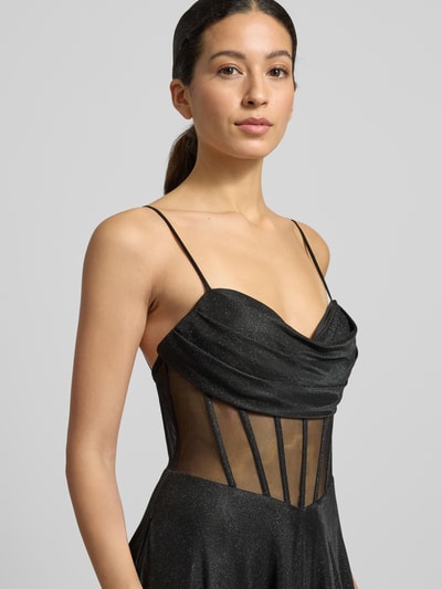 Modelka nosi Abendkleid mit Spaghettiträger von Jake*s Cocktail, czarny kolor, błyszczący materiał, sercowy dekolt, taliowany krój, marszczenia, kryty zamek, podszewka nieprześwitująca, szerokość w rozmiarze 36: 36 cm, długość tyłu: 128 cm, widok z przodu, zbliżenie górnej części ciała.