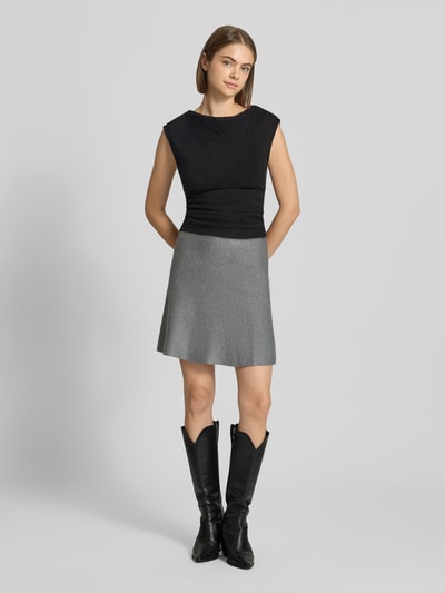 Kobiece model prezentuje szarą spódnicę mini z mieszanki wiskozy Ausgestellter Mini-Rock aus Viskose-Mix model 'MELLII' od ONLY, damska spódnica mini, pełny widok z przodu.
