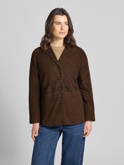 Frauenmodel trägt Velour-Lederjacke mit Knopfleiste von Stefanel in Braun, Regular-Fit, Reverskragen, Echtleder, Ganzkörperansicht von vorne, Rückenlänge bei Größe S 68 cm, Schulterbreite 41 cm, Brustweite 52 cm, Ärmellänge 62 cm.