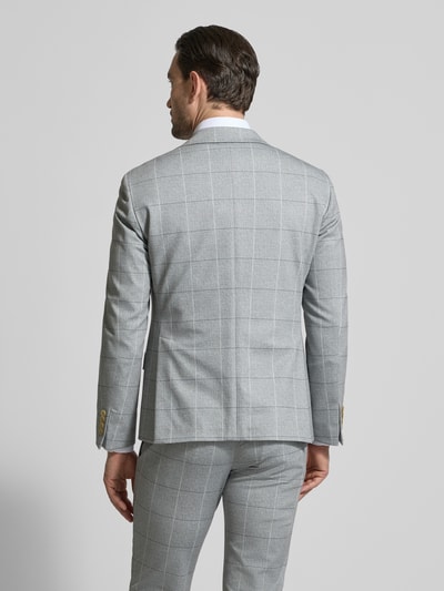 Männermodel trägt Slim Fit 2-Knopf-Sakko mit Pattentaschen von ATELIER TORINO, grau kariert, Material-Mix mit Baumwoll-Anteil, Ganzkörperansicht Rückansicht.