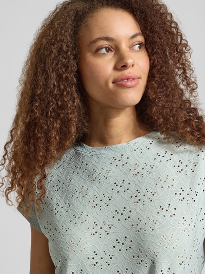 Frauenmodel trägt Relaxed Fit T-Shirt mit Ausbrenner-Effekt Modell 'SMILLA' von Only, Damen T-Shirt in hellem Grün, Rundhals, Kurzarm, Strukturmuster, Nahaufnahme Oberkörper.