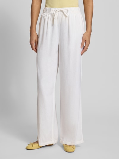 Frauenmodel trägt Wide Leg Leinenhose mit elastischem Bund Modell 'GOA' von Only, Optik: Unifarben, Viskose-Leinen-Mix, seitliche Eingrifftaschen, Passform: Wide Leg, Verschluss: Tunnelzug, Bundabschluss: Elastisch, Ganzkörperansicht von vorne.