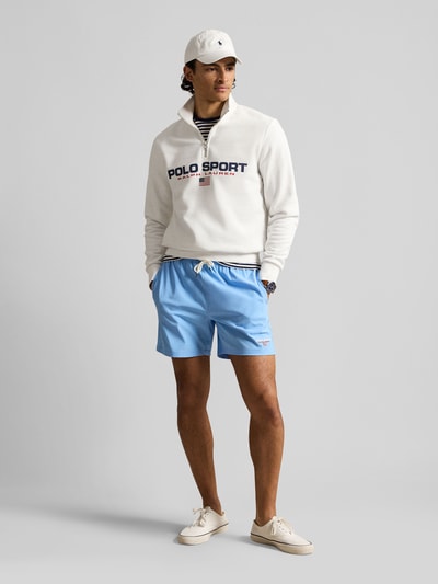 Männermodel trägt Badeshorts mit Label-Stitching-Applikation von Polo Ralph Lauren, Optik: Unifarben, Ganzkörperansicht von vorne.