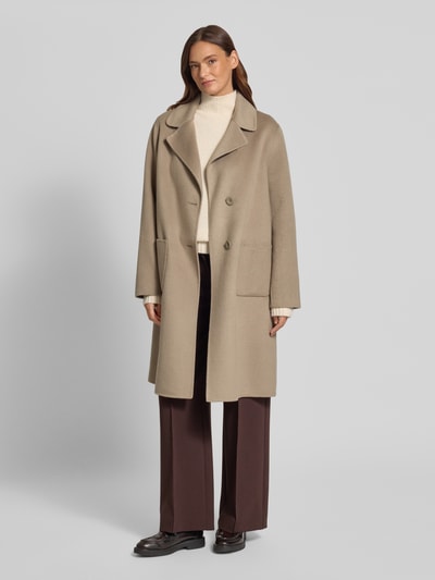 Frauenmodel trägt Regular Fit Mantel aus Woll-Mix mit Reverskragen von Fuchs Schmitt in Beige, aufgesetzte Taschen, 2-Knopfleiste, Ganzkörperansicht von vorne, Rückenlänge 102 cm, Schulterbreite 50 cm, Brustweite 58 cm, Ärmellänge 65 cm.
