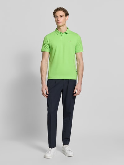 Męski model nosi Regular Fit Poloshirt mit Logo-Stitching von HECHTER PARIS, zielona bawełna, fakturowany wzór, kołnierzyk polo, krótki rękaw, długość tyłu w rozmiarze M: 66 cm, Ganzkörperansicht von vorne.
