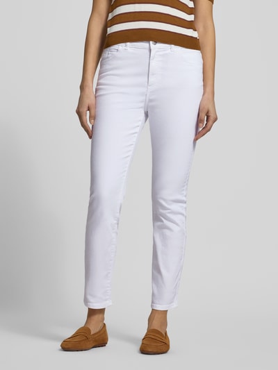 Frauenmodel trägt Slim Fit Jeans in verkürzter Passform mit Eingrifftaschen von Christian Berg Woman aus Baumwoll-Elasthan-Mix, Ganzkörperansicht von vorne.