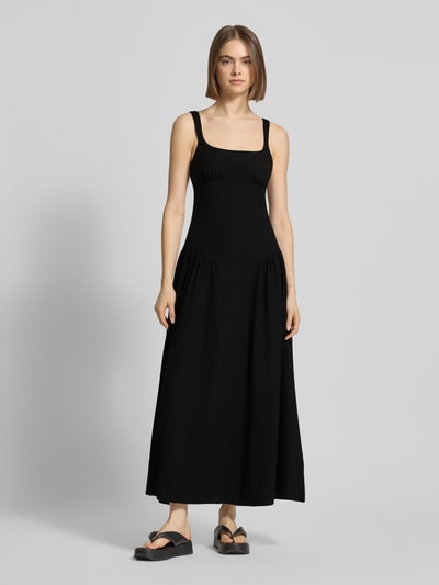 Frauenmodel trägt Maxikleid mit Rundhalsausschnitt Modell 'VIOLA' von Topshop aus Viskose-Mix mit Leinen-Anteil, taillierter Schnitt, breite Träger, Farbe Schwarz, glatte Textur, Ganzkörperansicht von vorne.