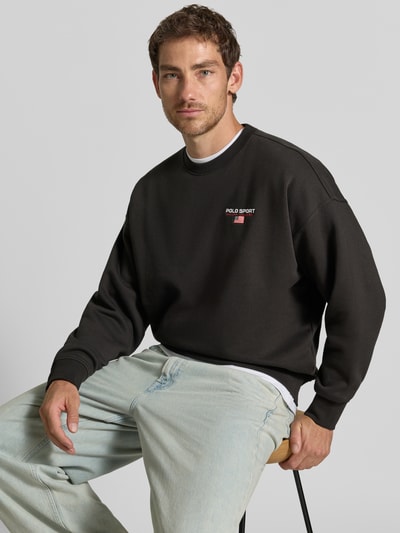 Männermodel trägt Relaxed Fit Sweatshirt aus Baumwoll-Mix von Polo Ralph Lauren, Herren bluza, ciemny kolor, gładka tekstura, Nahaufnahme Oberkörper