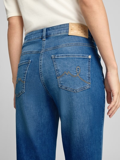 Frauenmodel trägt Straight Fit Jeans aus Baumwoll-Mix im 5-Pocket-Design von MAC, mittleres Blau, sichtbare Nahtdetails, Ganzkörperansicht Rückansicht, Damen Straight Fit Jeans von MAC.