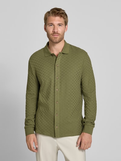 Männermodel trägt Regular Fit Freizeithemd mit Kentkragen von Paul Smith in Olivgrün, reine Baumwolle, Ganzkörperansicht von vorne.