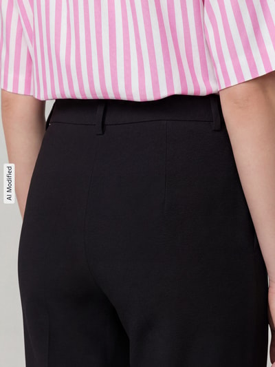Vrouwenmodel draagt Regular Fit Barrel Leg broek uit viscosemix Model 'Miley Buttons' van Raffaello Rossi, look: effen, kreuklook, opgestikte zakken, labeldetail, mid band, knoop- en ritssluiting, materiaalverwerking: viscosemix. Detailopname heupen en bovenbenen, achterkant.